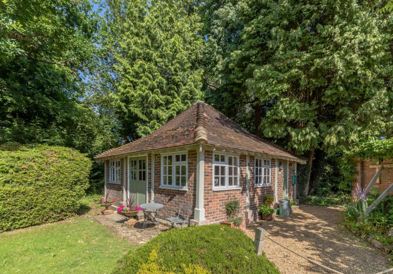Old Mill Lodge By Huluki Sussex Stays Hurstpierpoint Exterior photo