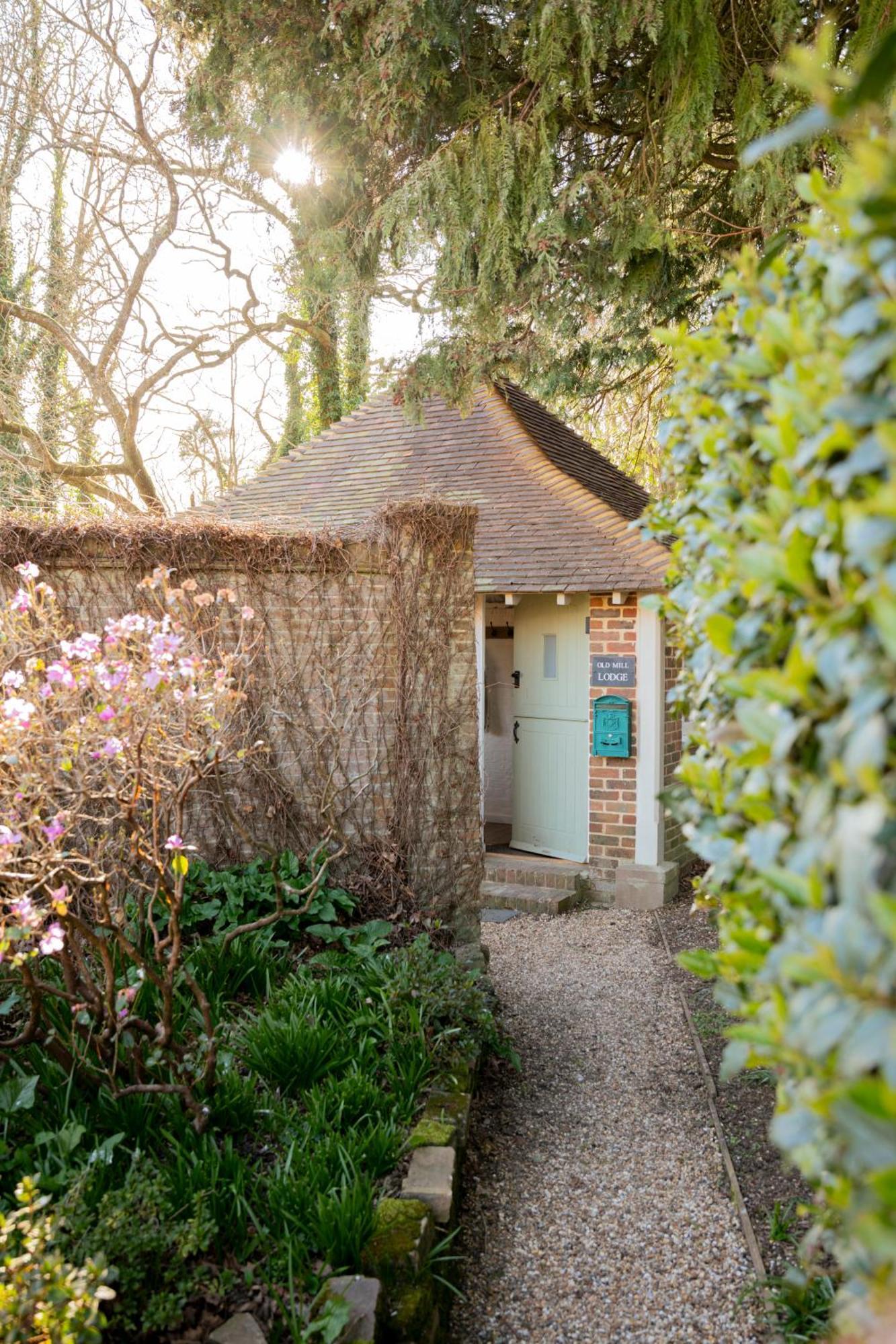 Old Mill Lodge By Huluki Sussex Stays Hurstpierpoint Exterior photo